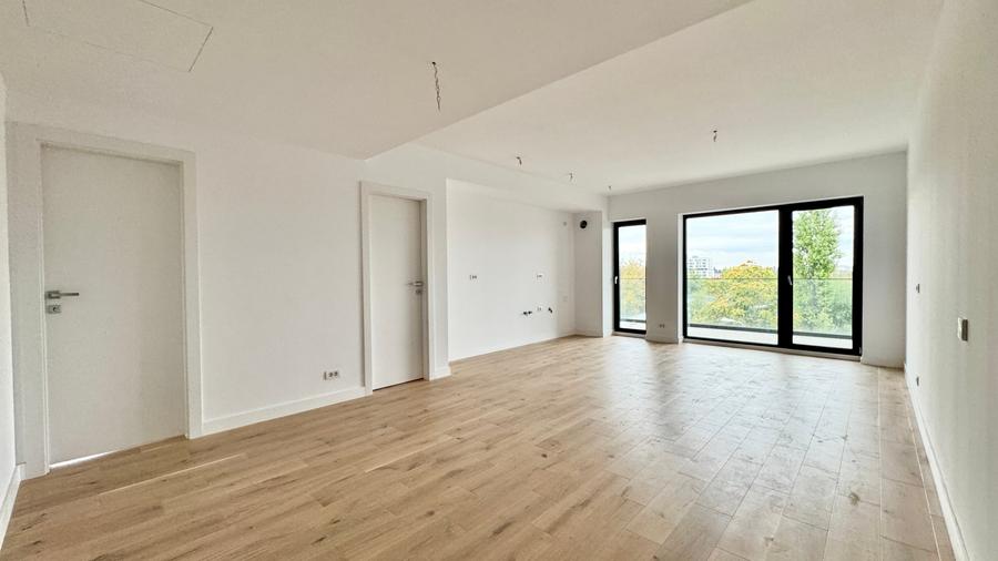 Apartament cu 3 camere semidecomandat în P-ta Presei Libere