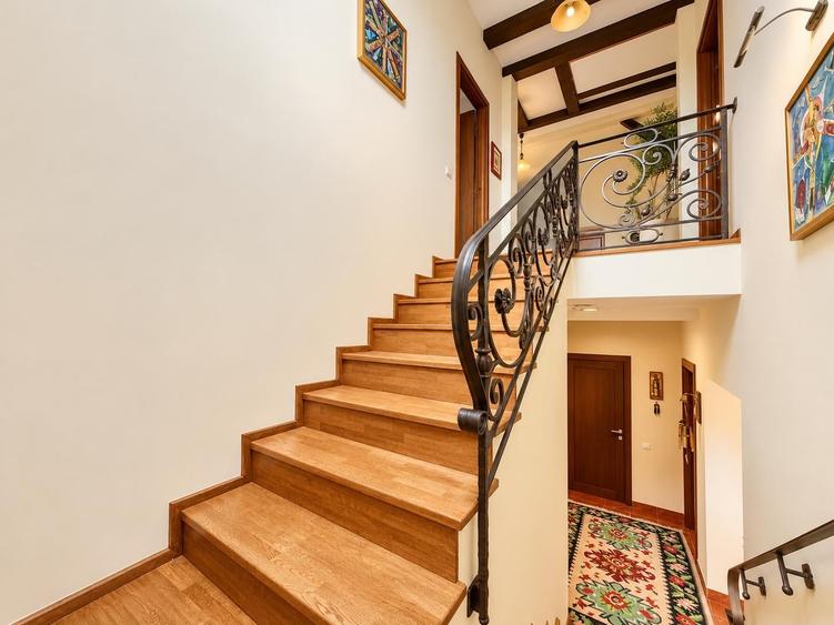 Casă individuală cu 5 camere cu Teren 420 Mp în Corbeanca