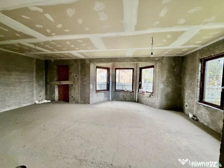 Casă cu 7 camere cu Teren 615 Mp în Est