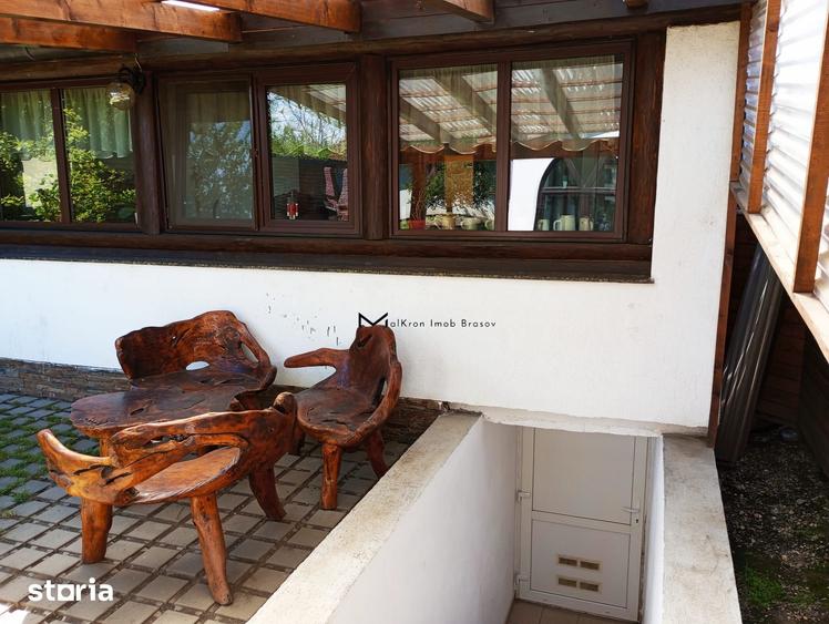 Casă cu 6 camere cu Teren 670 Mp în Florilor