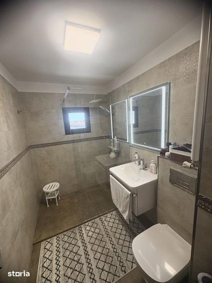 Apartament cu trei camere de vanzare, renovat complet, central - 2