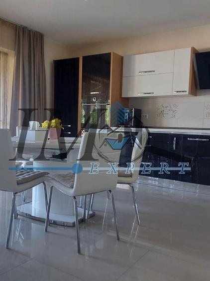Casă individuală cu 7 camere cu Canalizare în Central