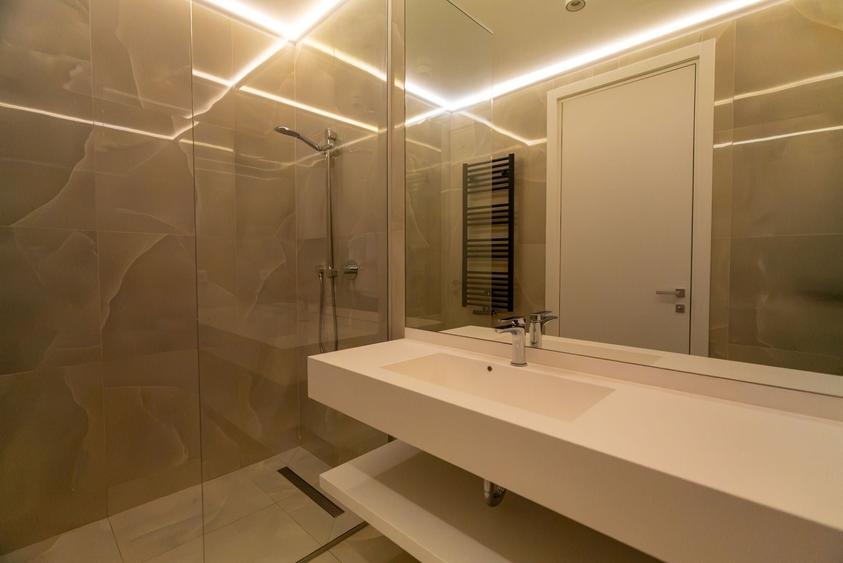 Apartament cu 3 camere decomandat în Exterior Vest