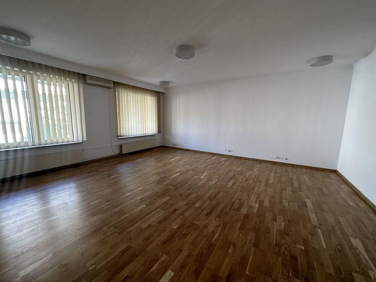 Apartament cu 7 camere decomandat în Aviatorilor
