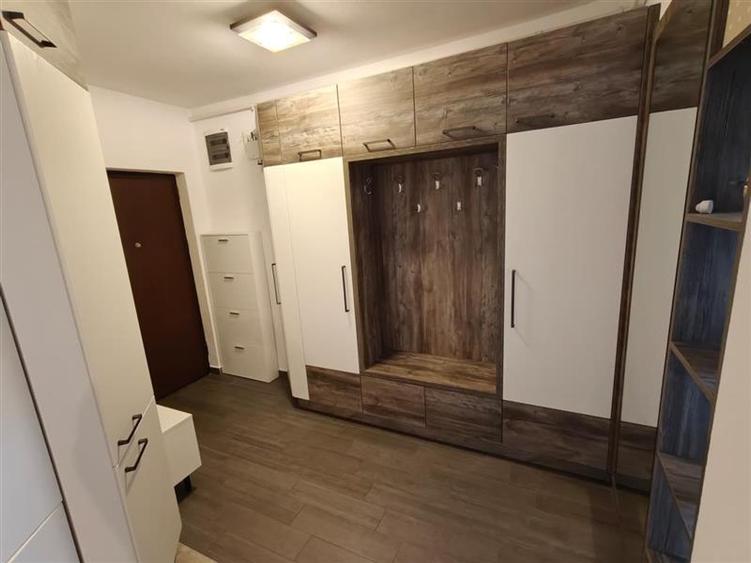 Apartament cu 3 camere circular, mobilat în Central