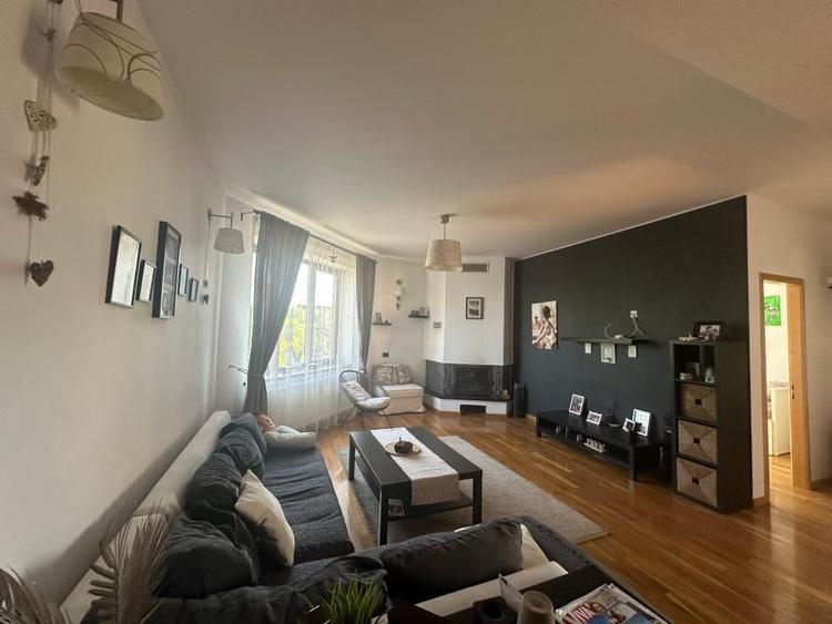 Casă cu 8 camere cu Teren 179 Mp în Craiter