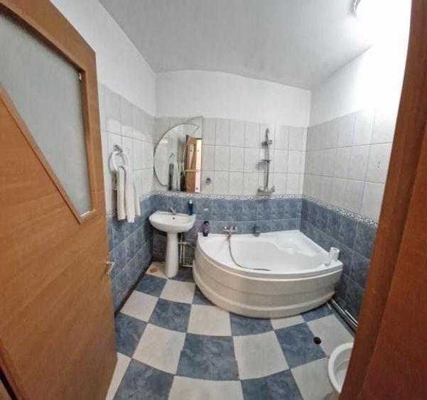 Apartament cu 3 camere semidecomandat în Trafic Greu