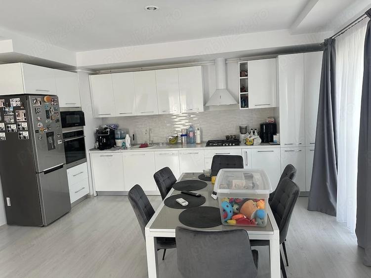Apartament cu 3 camere decomandat în Ștefăneștii de Jos