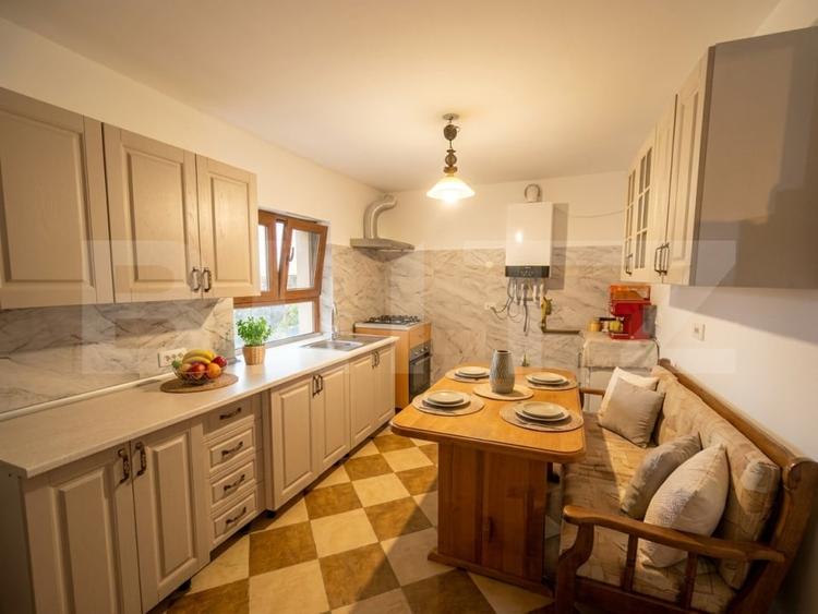 Apartament cu 3 camere decomandat, mobilat în Podul de Fier