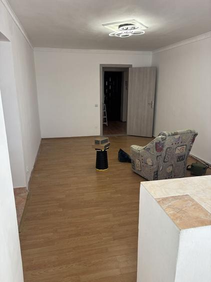 Apartament cu 3 camere semidecomandat în Colentina