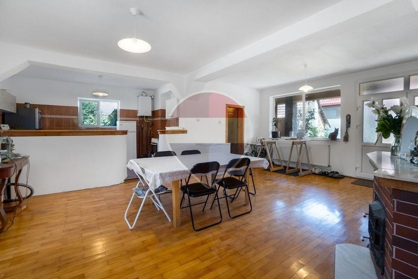 Casă individuală cu 7 camere cu Teren 835 Mp în Cristian