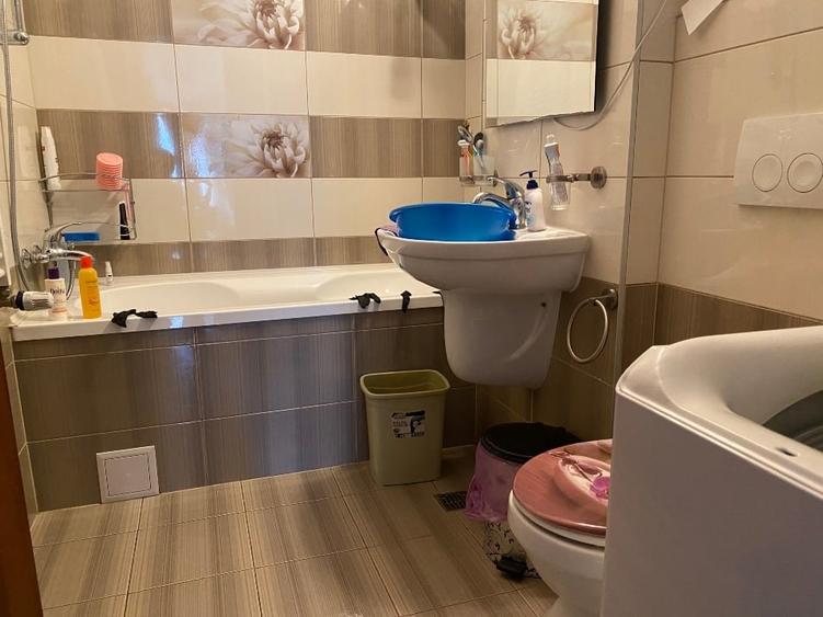 Apartament cu 3 camere decomandat în Torontalului