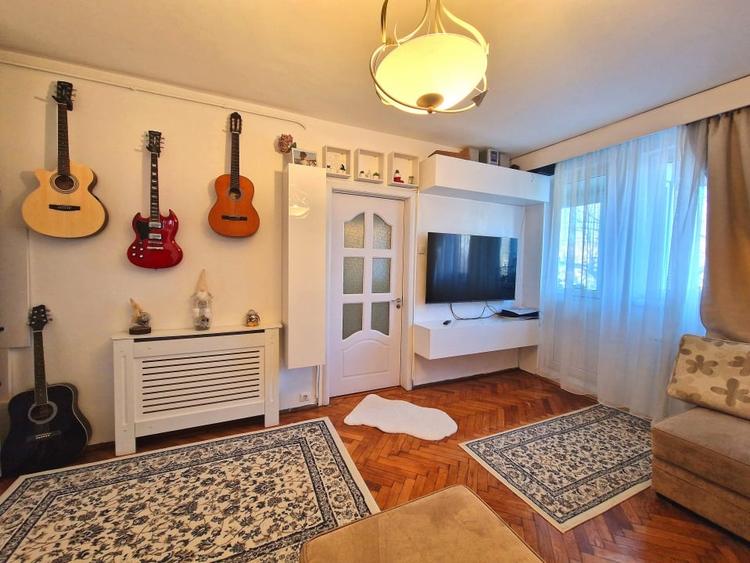 Apartament cu 2 camere semidecomandat, mobilat în Pajura