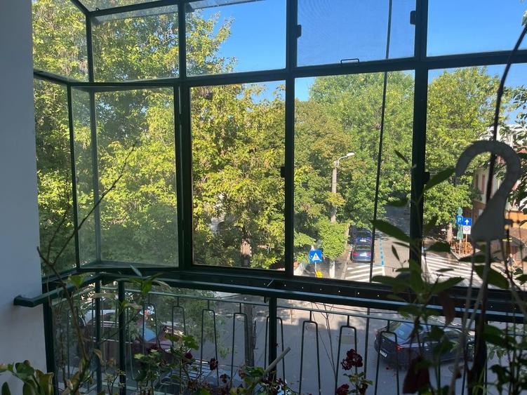 Apartament semidecomandat în Est