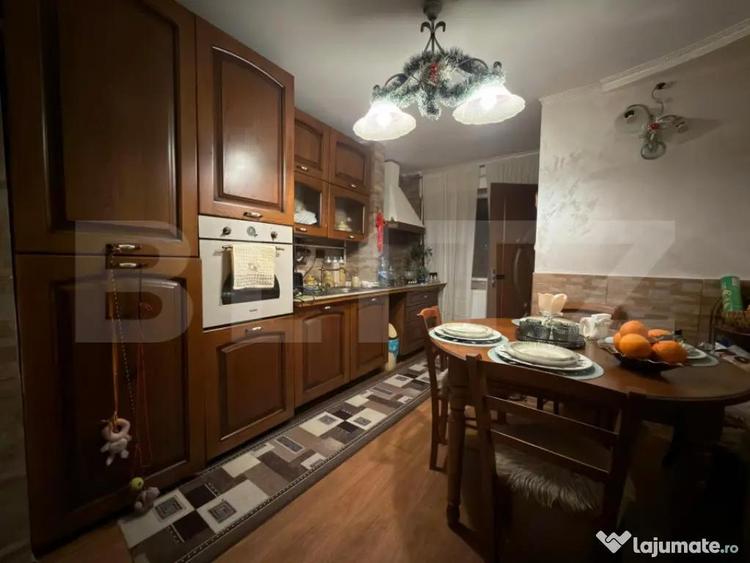 Apartament cu 3 camere semidecomandat în Craiovița Nouă