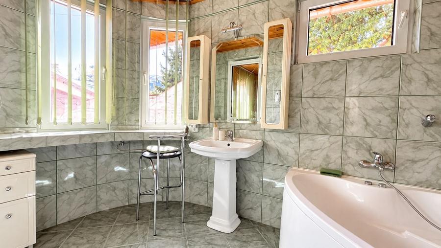 Casă individuală cu 8 camere cu Canalizare în Sibiel