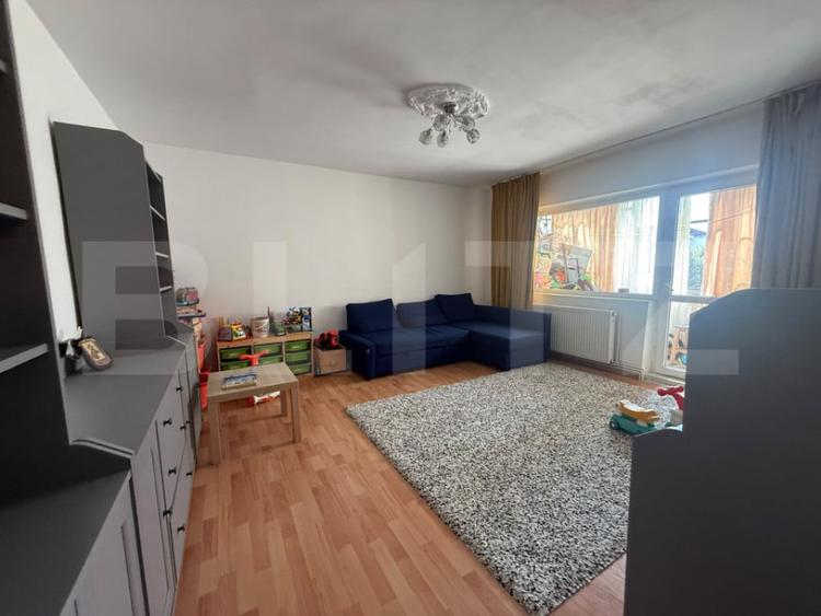 Apartament cu 3 camere decomandat în Micro 2