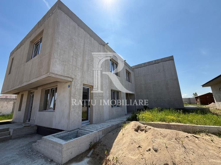 Duplex cu 8 camere cu Canalizare în Periferie