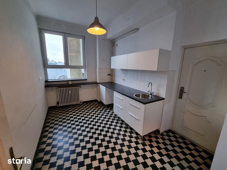 Apartament cu 4 camere în Romană