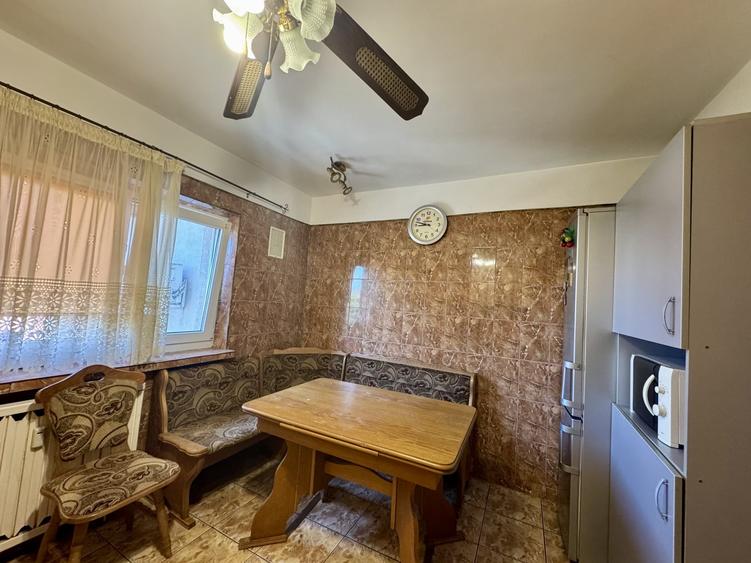Apartament cu 3 camere decomandat, mobilat în Vitan