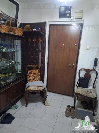 Apartament cu 3 camere semidecomandat în Tei