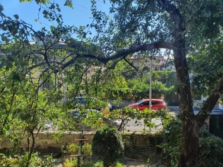 Apartament cu 3 camere semidecomandat, mobilat în Universitate