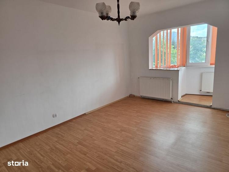 Apartament cu 3 camere decomandat în Astra