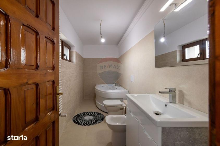 Casă cu 4 camere cu Teren 1710 Mp în Central