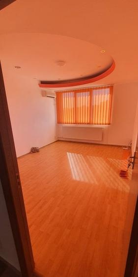 Apartament cu 4 camere semidecomandat, mobilat în Fundeni