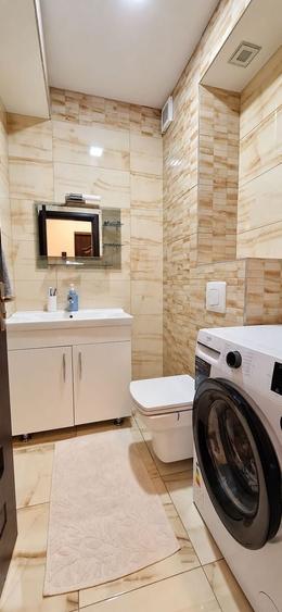 Apartament cu 3 camere semidecomandat în Tractorul