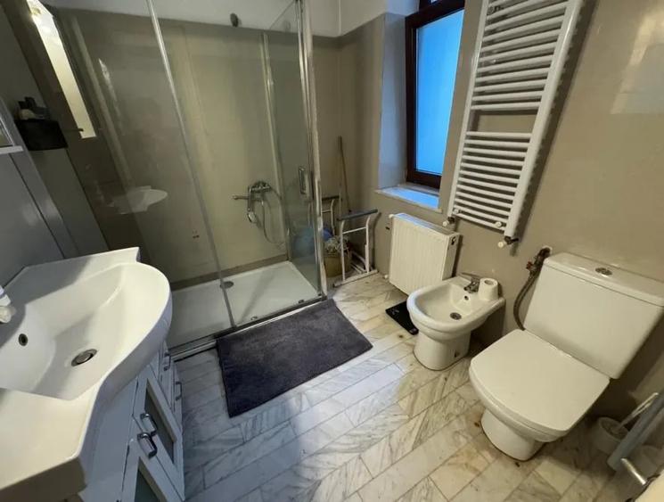 Apartament cu 4 camere decomandat în Cotroceni