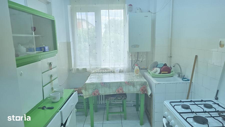 Apartament cu 3 camere semidecomandat în Gojdu