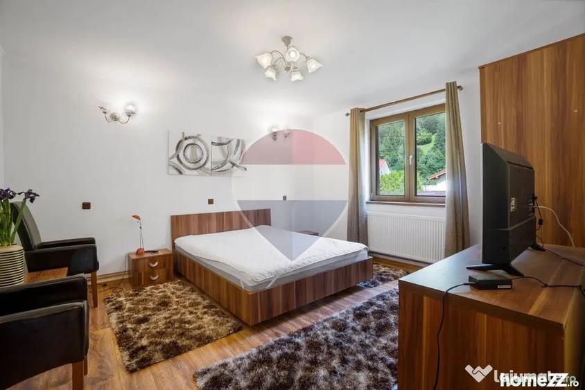 Casă cu 13 camere cu Teren 4780 Mp în Moieciu