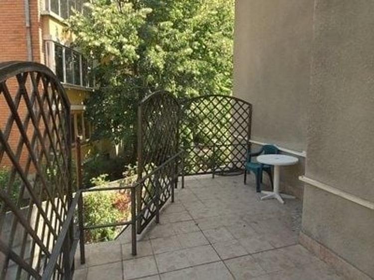 Apartament cu 4 camere decomandat în Medicină