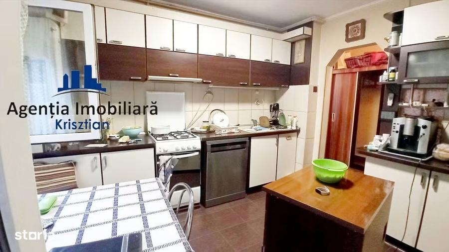 Apartament cu 3 camere semidecomandat în Micro 16