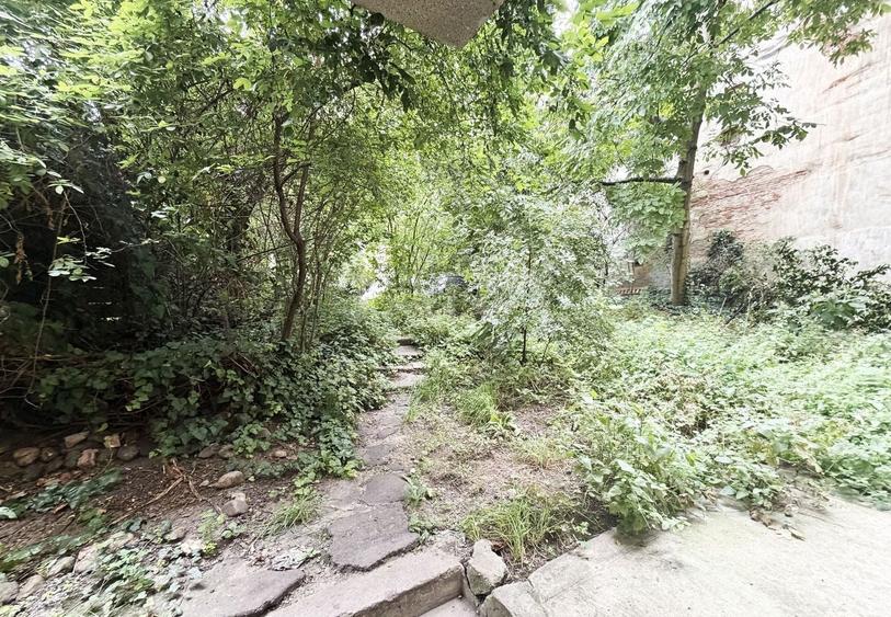 Apartament cu 3 camere semidecomandat, mobilat în Central