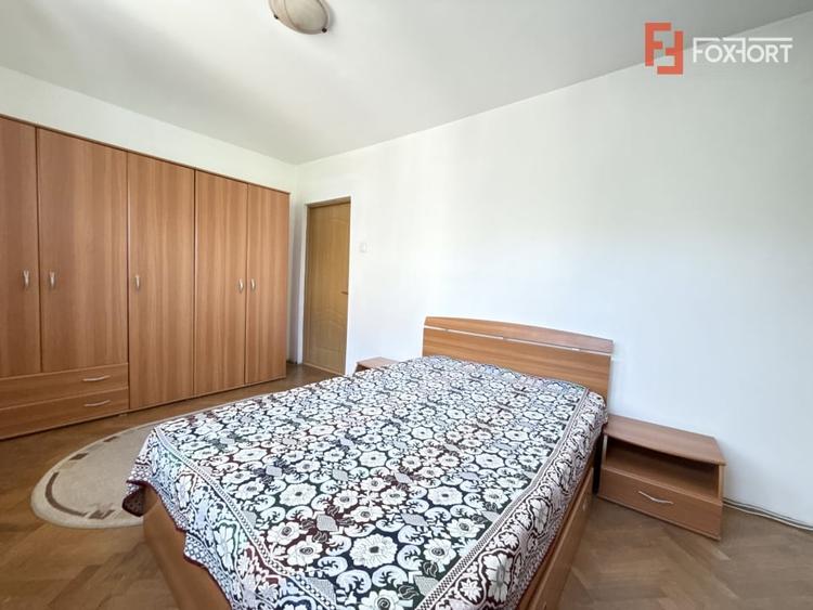 Apartament cu 3 camere semidecomandat, mobilat în Dacia