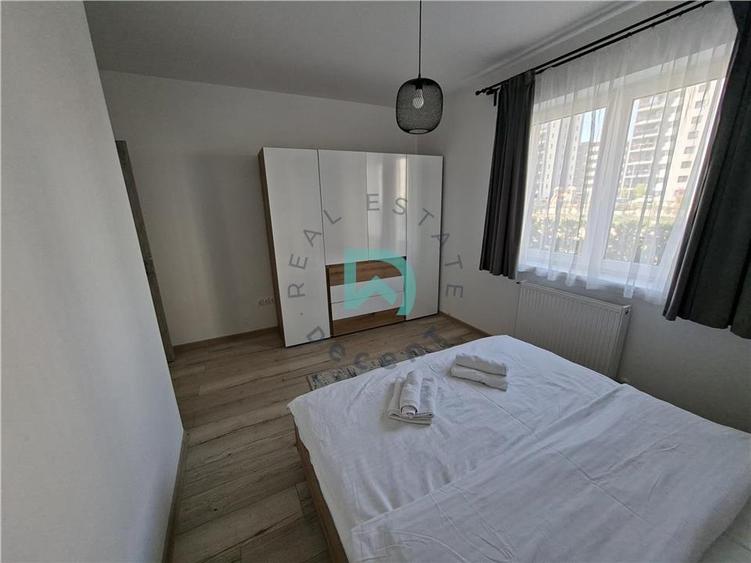 Apartament cu 3 camere decomandat în Tractorul
