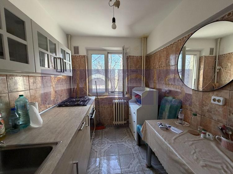 Apartament cu 3 camere semidecomandat în Bucureștii Noi