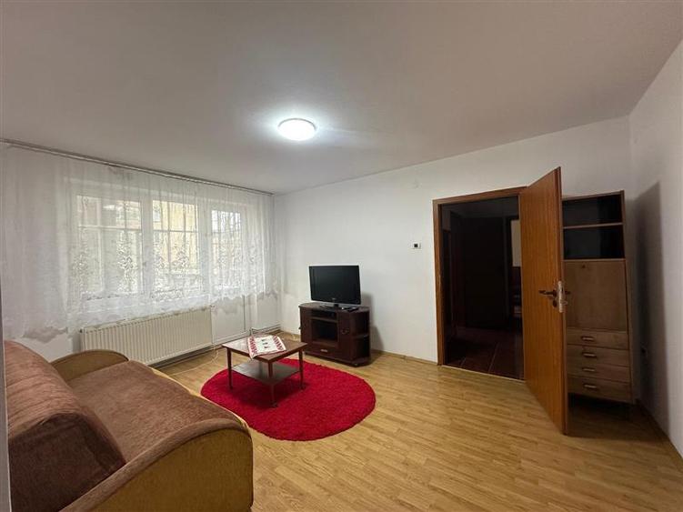 Apartament cu 3 camere semidecomandat, mobilat în Luncă
