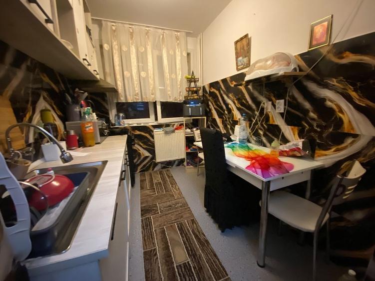 Apartament cu 3 camere semidecomandat, mobilat în Dristor