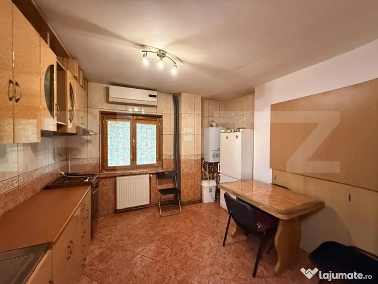 Apartament cu 4 camere decomandat în Rovine