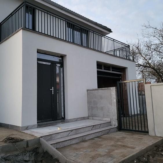 Casă cu 4 camere în Vladimirescu