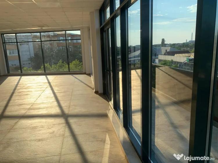 Spațiu comercial, de 100 mp, în Rovine