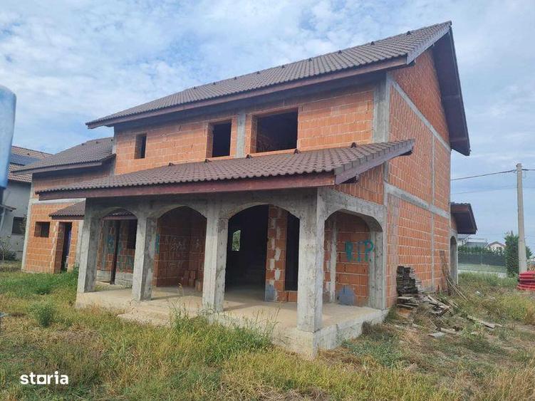 Casă cu 4 camere cu Teren 350 Mp în Livada