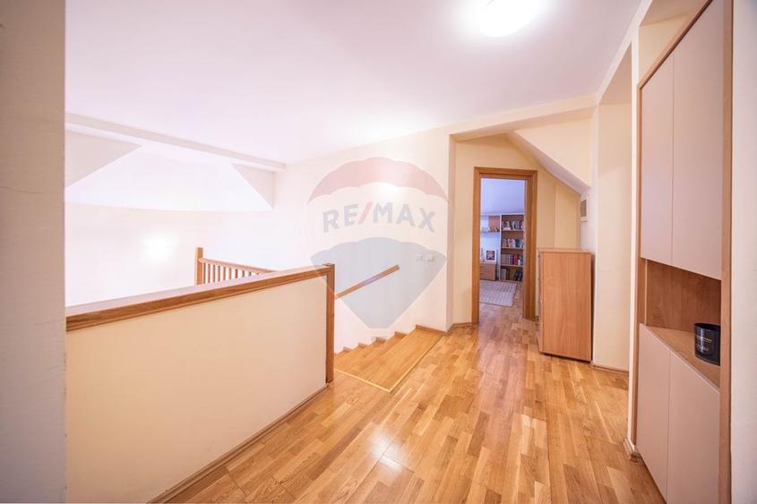 Casă individuală cu 8 camere cu Teren 2992 Mp în Moieciu