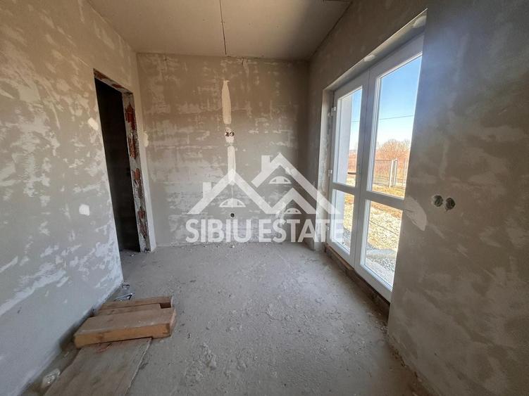 Duplex cu 4 camere cu Canalizare în Mohu
