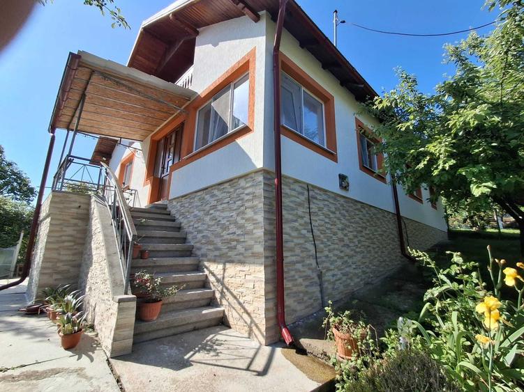 Casă cu 4 camere cu Teren 1200 Mp în Central