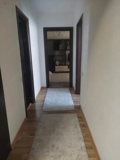 Apartament cu 3 camere semidecomandat în Tineretului