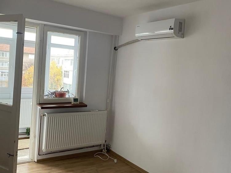 Apartament cu 2 camere semidecomandat în Craiovița Nouă